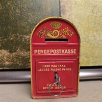 rød-mini-postkasse-gule-kanter-hvid-tekst-nøgle-sparegris-sprebøsse-gammel